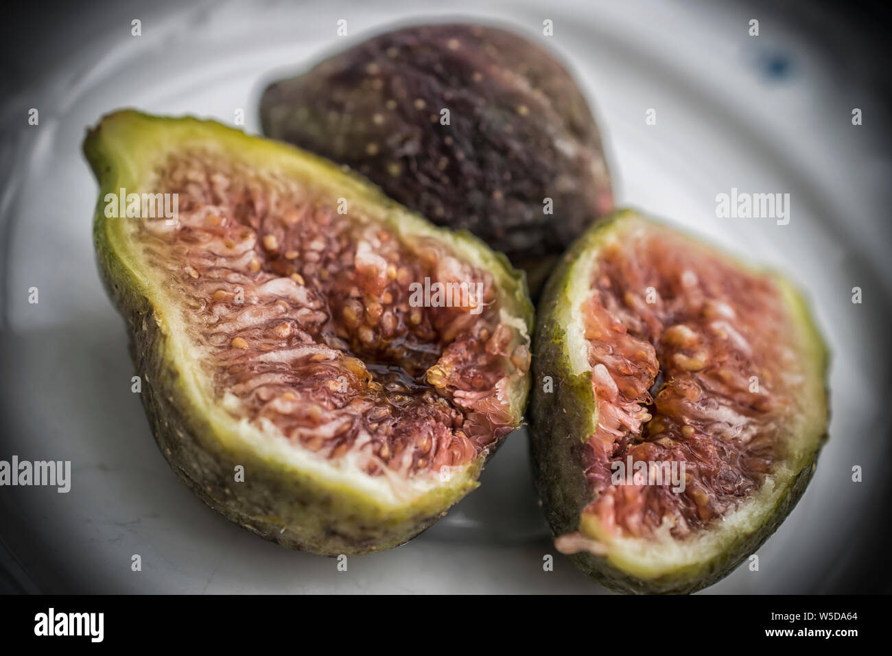 Un gros plan de trois figures sur une plaque Banque D'Images