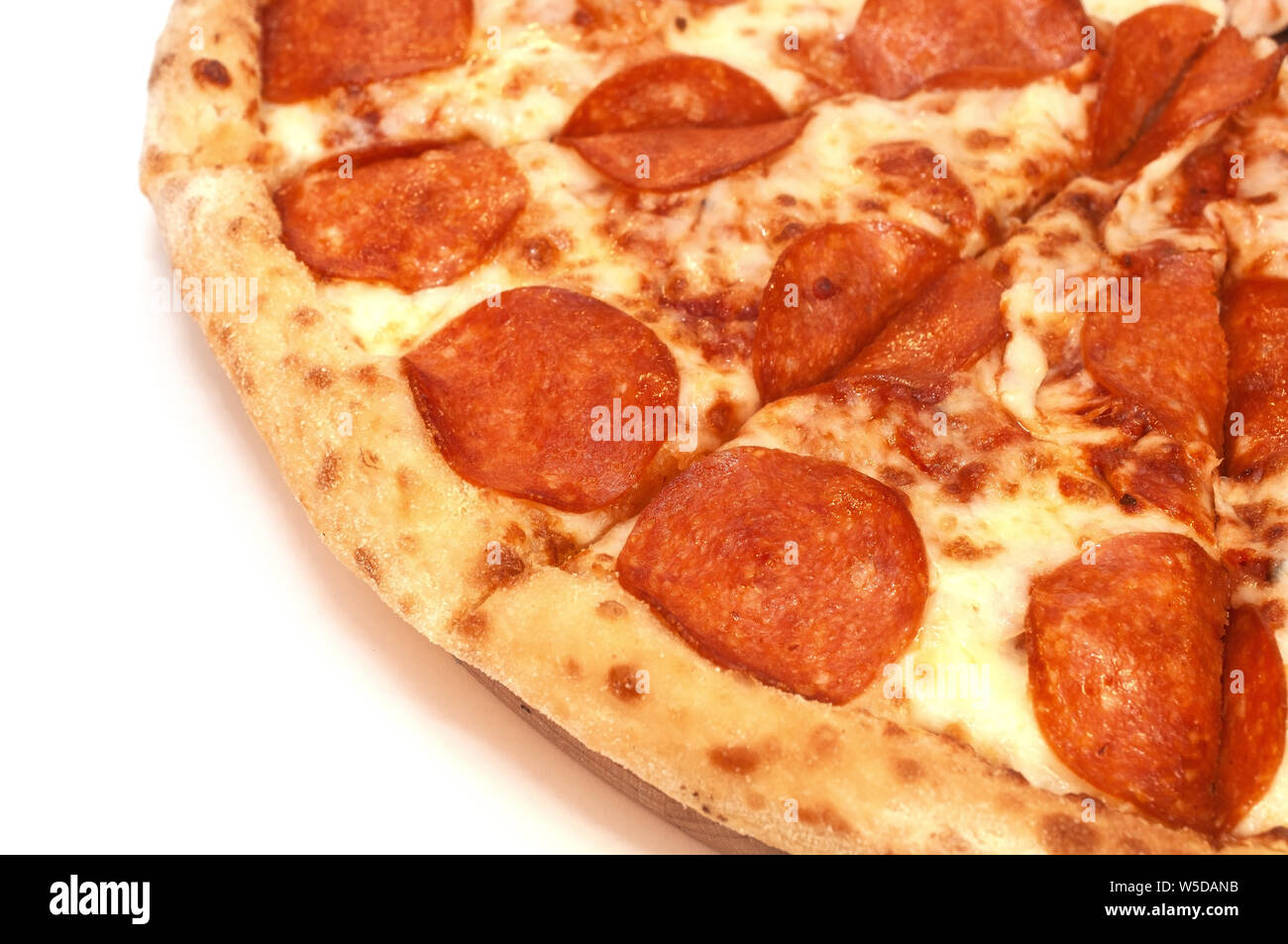 Avec la pizza au pepperoni et fromage saucisse épicée Banque D'Images