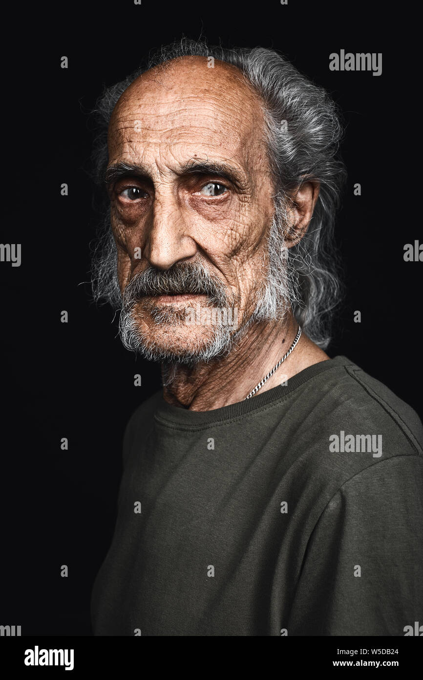 Le désespoir et le désespoir concept. vieil homme est fatigué de la vie. isolated black background, studio shot. vieux killler, meurtre, voleur, concept du crime Banque D'Images