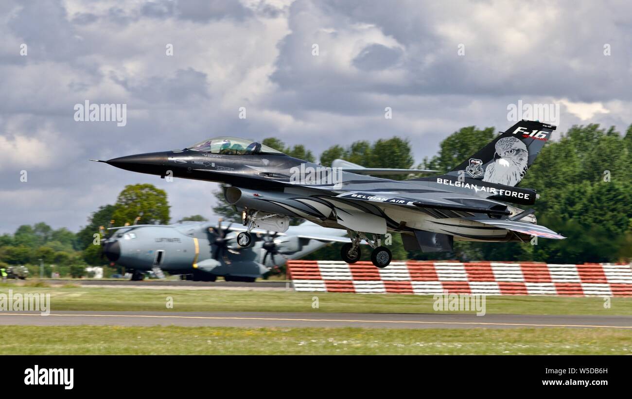 La Force aérienne belge F16 Falcon sombre à l'atterrissage à RAF Fairford pour le Royal International Air Tattoo 2019 Banque D'Images
