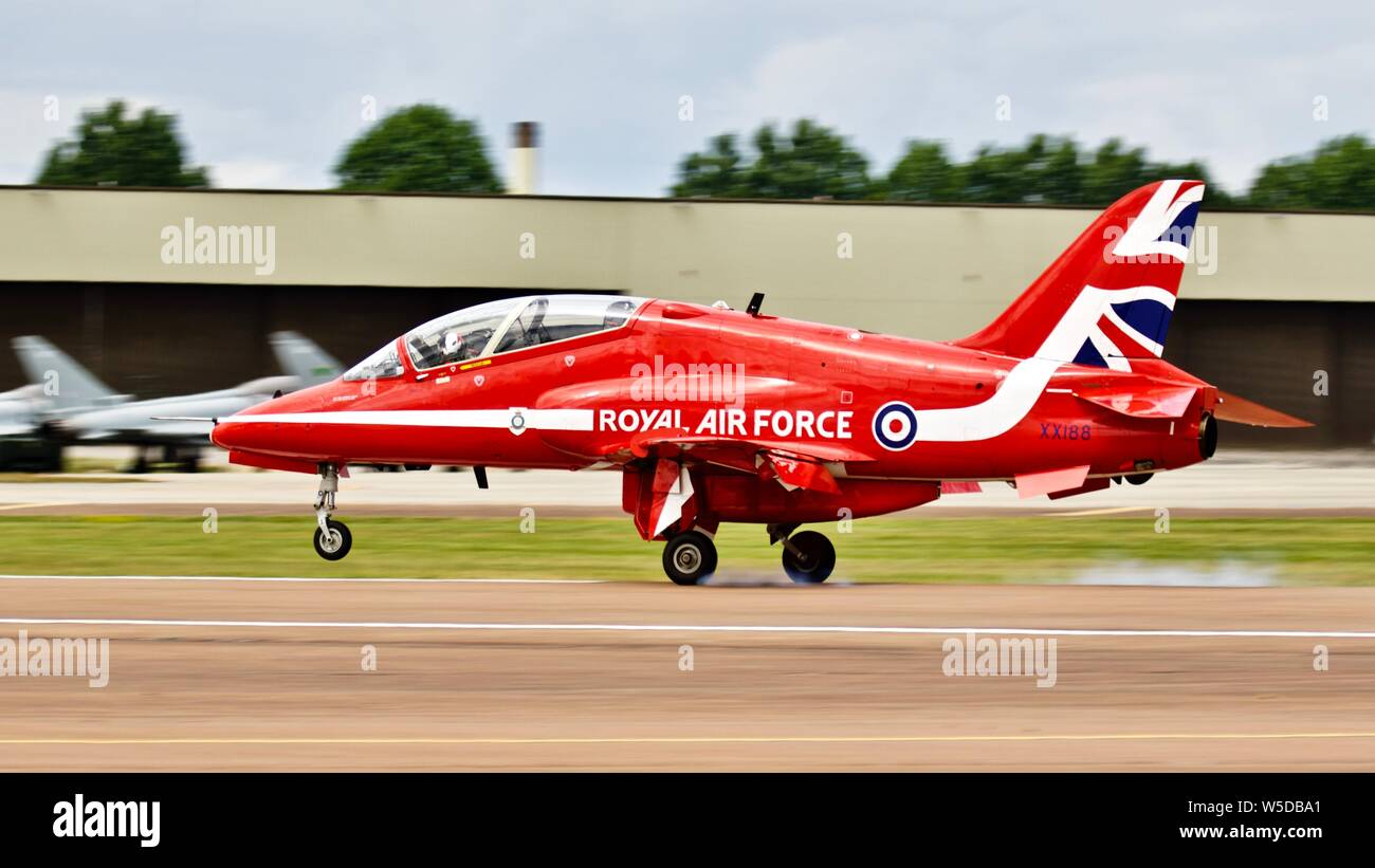 Royal Air Force flèches rouge jet Hawk de BAE Systems à l'atterrissage à RAF Fairford le 18 juillet 2019 Banque D'Images