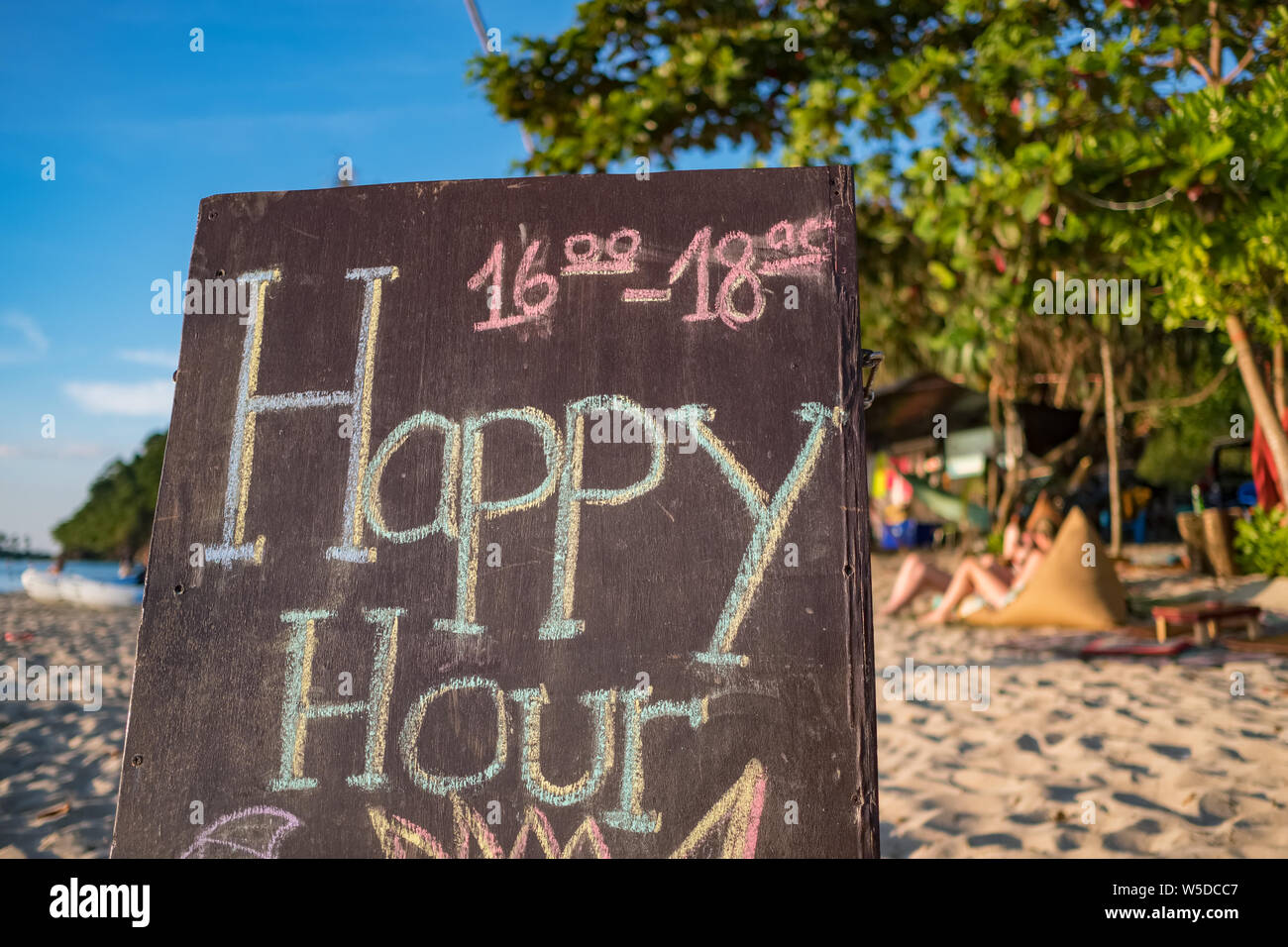 Happy Hour signe sur l'île tropicale en Thaïlande Banque D'Images