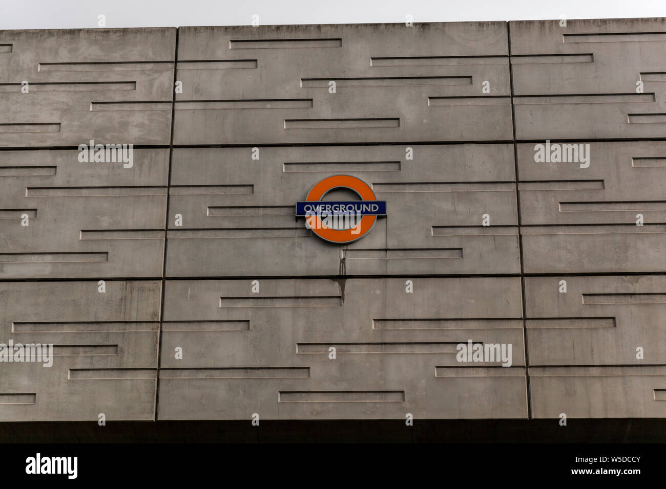 Le London Overground signe sur un mur à Londres Banque D'Images