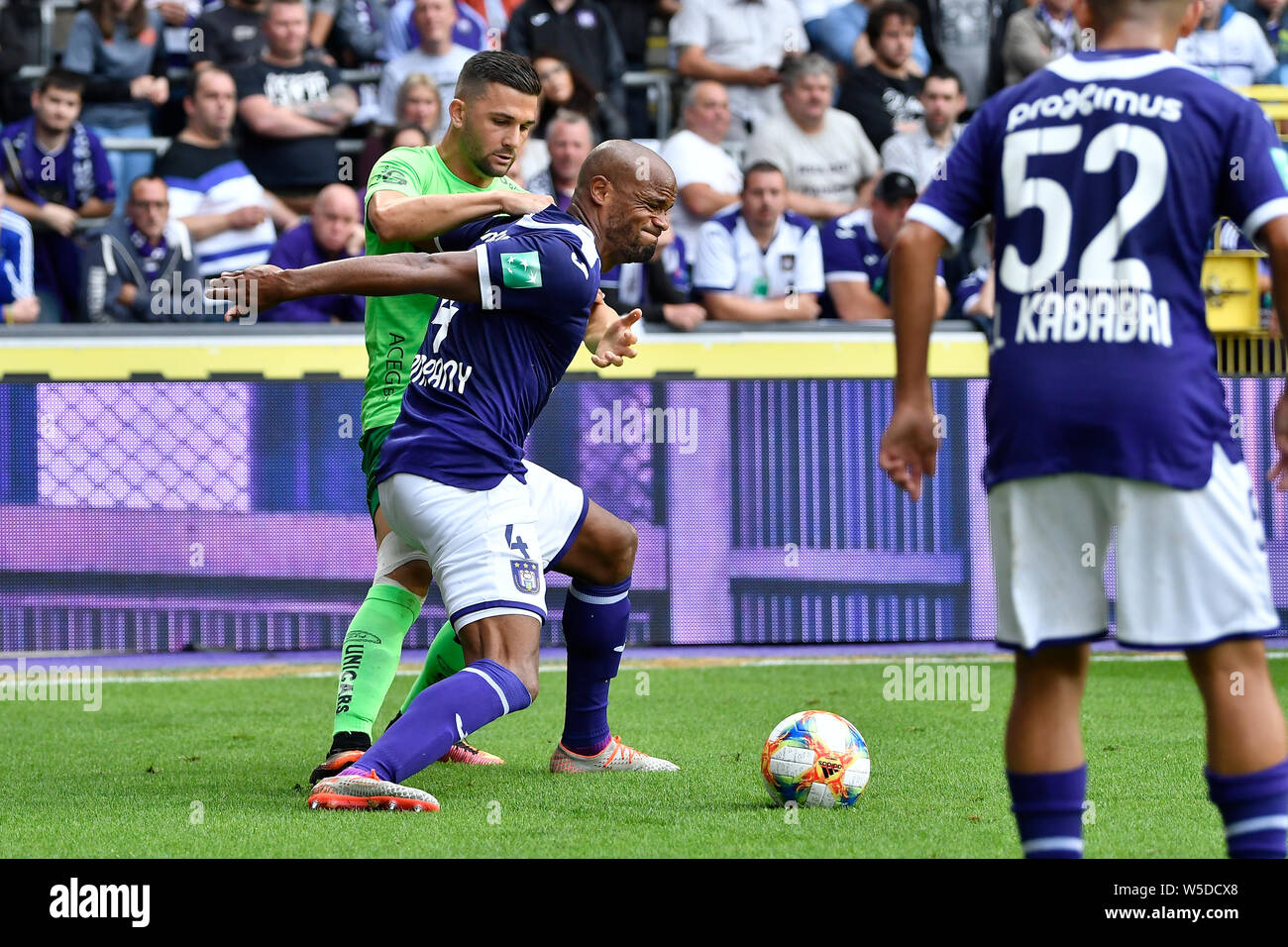 Anderlecht, Belgique. 28 juillet, 2019. Nicolas Rajsel de Kv Ostende et Vincent Kompany d'Anderlecht lutte pour le ballon au cours de la Jupiler Pro League match day 1 entre le RSC Anderlecht et KV Oostende le 28 juillet 2019 à Anderlecht (Belgique) . ( Photo de Jo : Crédit Photos Pro/Alamy Live News Banque D'Images