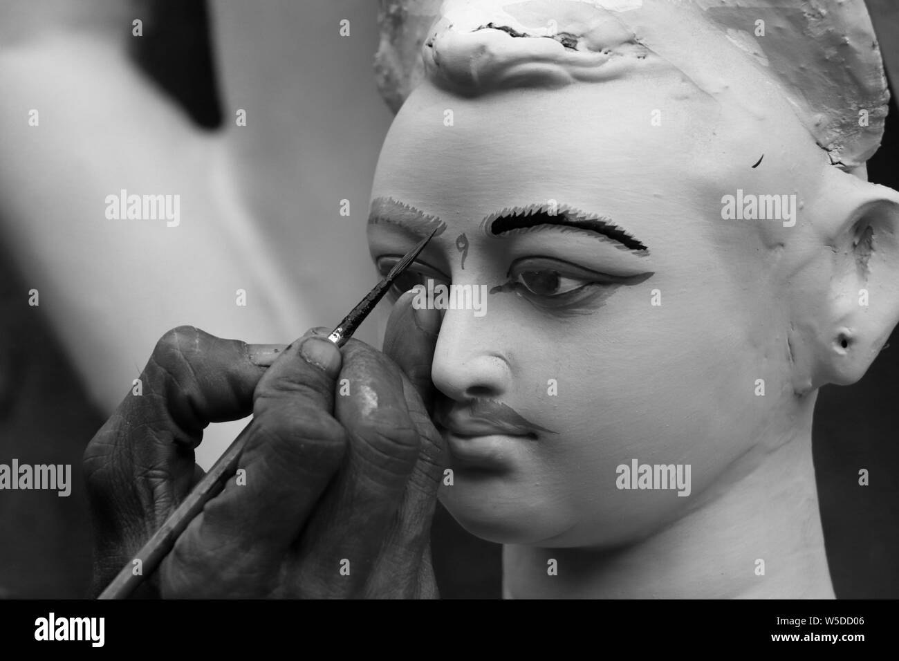 L'idole d'argile de Kartik, Seigneur hindou en préparation pour le Bengale Durga Puja festival à Kumartuli à Kolkata. Banque D'Images