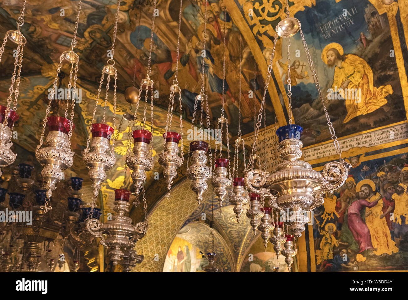 Vieilles Lampes flammes et plafond de la salle de l'autel dans le Golgotha l'église du Saint Sépulcre à Jérusalem, Israël Banque D'Images