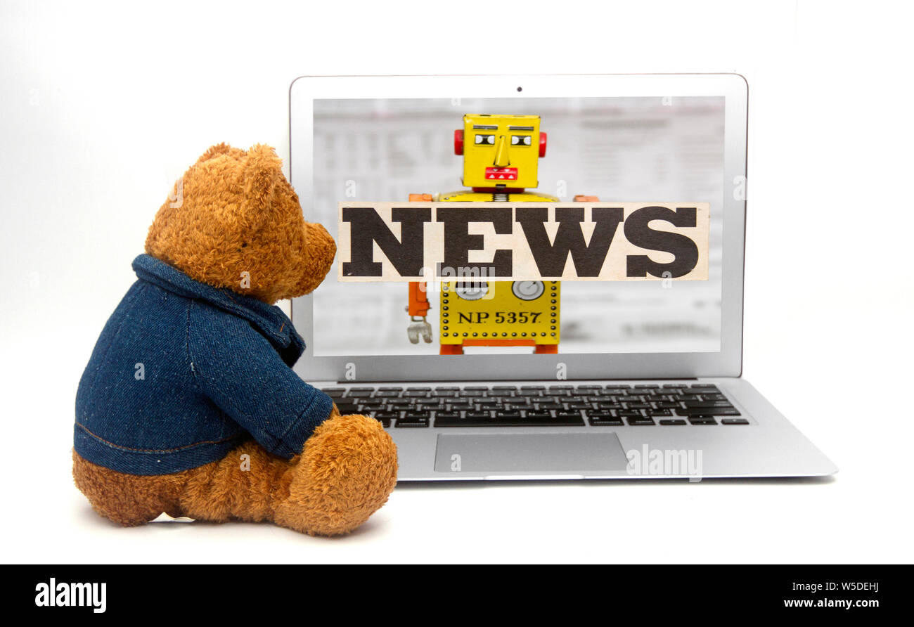 Tedy est à regarder les fausses nouvelles sur un ordinateur portable isolé sur fond blanc Banque D'Images