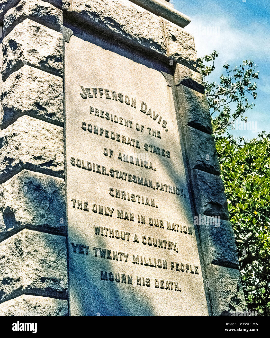 Jefferson Davis, Président des États confédérés d'Amérique, est rappelé avec une inscription sur un monument de granit qui a été érigée en 1891 à la place de Lee, une guerre civile Memorial Park dans le centre-ville de Pensacola, Floride, USA. Décrite ici comme un soldat, homme d'Etat, patriote et chrétien, Davis a été le seul président des Confédérés durant la guerre de Sécession de 1861-1865 et a été capturé par les forces de l'Union peu après ses armées se sont rendus. Après sa mort en 1889, ce monument a été érigé avec l'éloge de Davis : 'le seul homme de notre nation sans pays, encore vingt millions de personnes pleurer sa mort." Banque D'Images