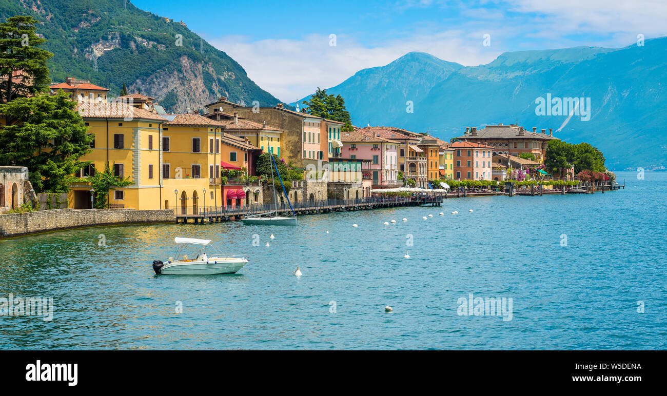 La ville pittoresque de Gargnano sur le lac de Garde. Province de Brescia, Lombardie, Italie. Banque D'Images