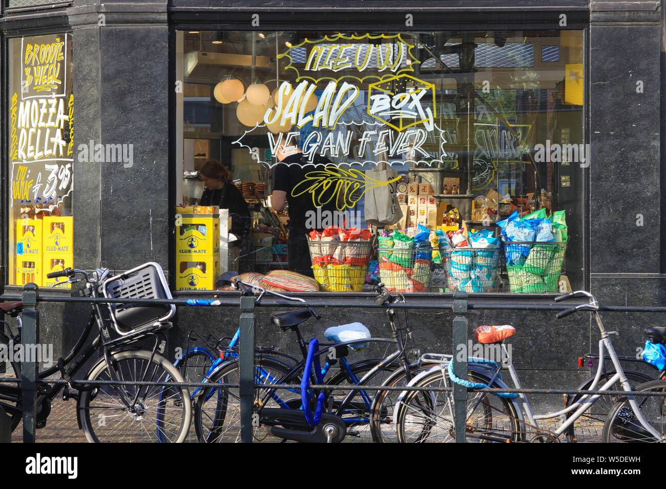 UTRECHT, Pays-Bas - le 20 octobre. 2018 : vue sur la fenêtre de l'ancien magasin magasin général typique Banque D'Images