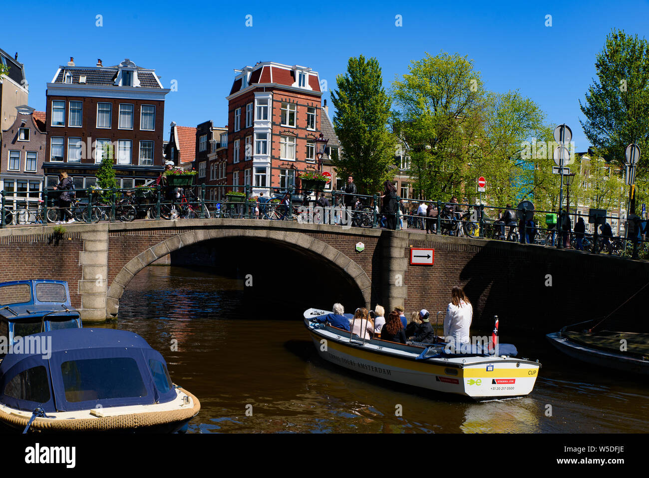 Excursion en bateau et croisière sur le canal à Amsterdam, Hollande, Pays-Bas Banque D'Images