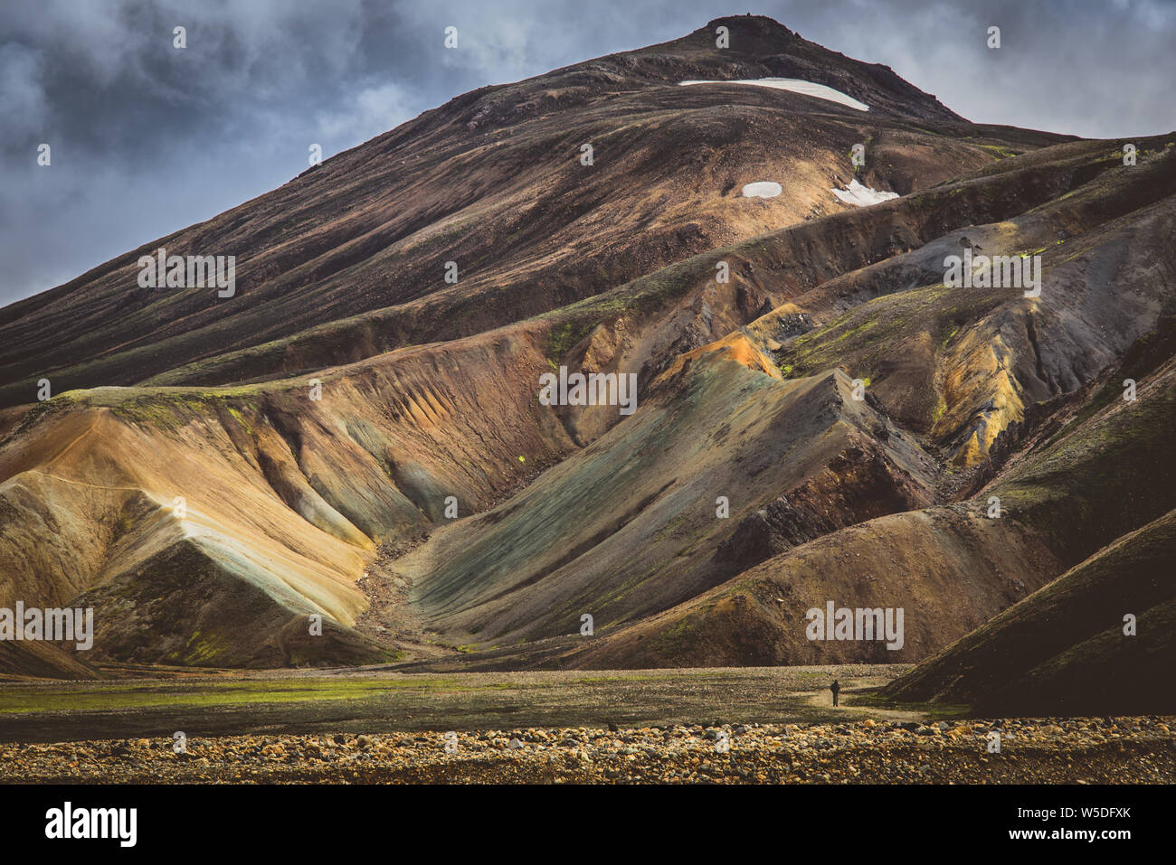 Montagnes colorées près de Landmannalaugar sur un sentier de randonnée en Islande Banque D'Images