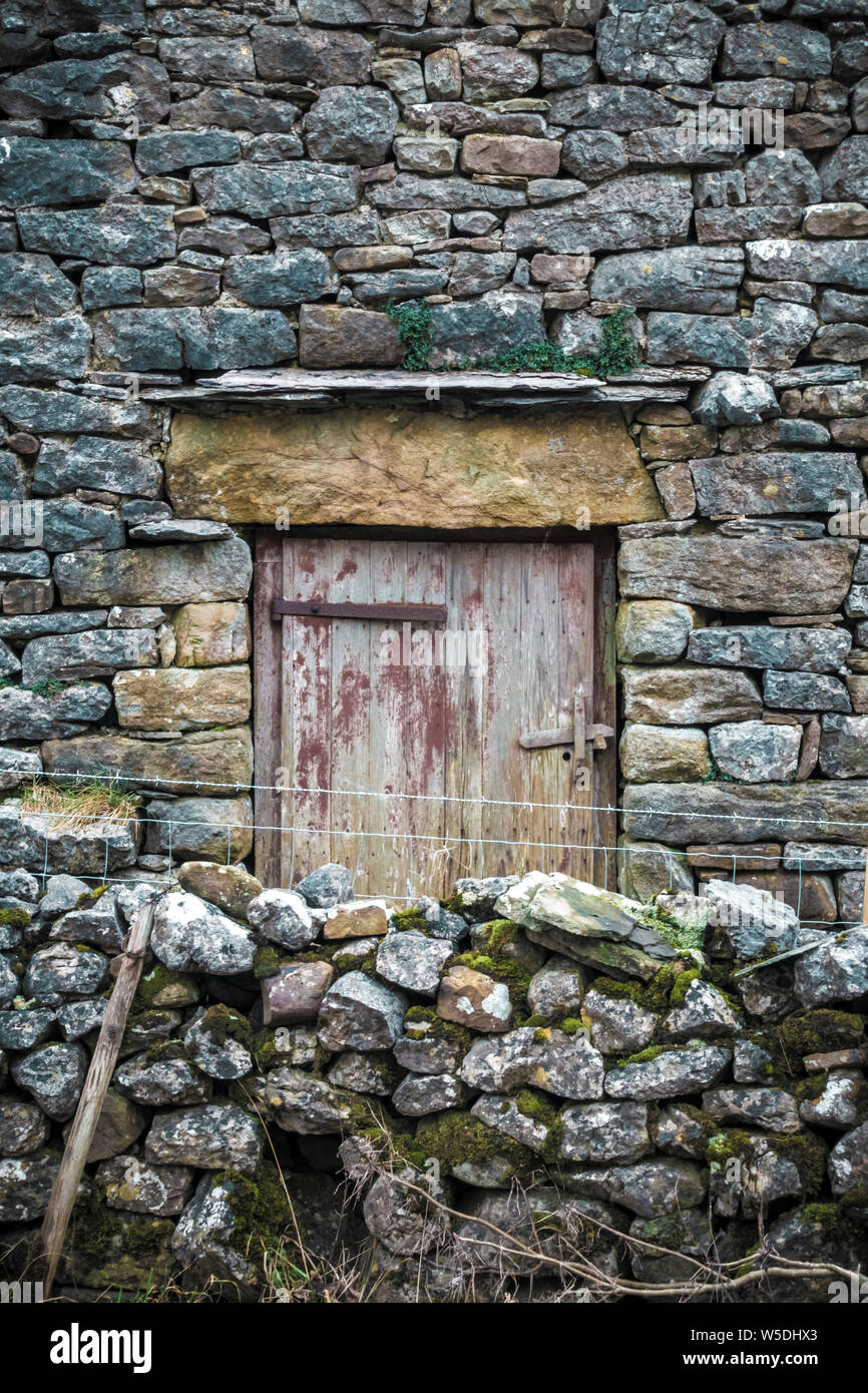 Porté disparu et porte à une ancienne grange en pierre près de Consett, County Durham, England, UK Banque D'Images
