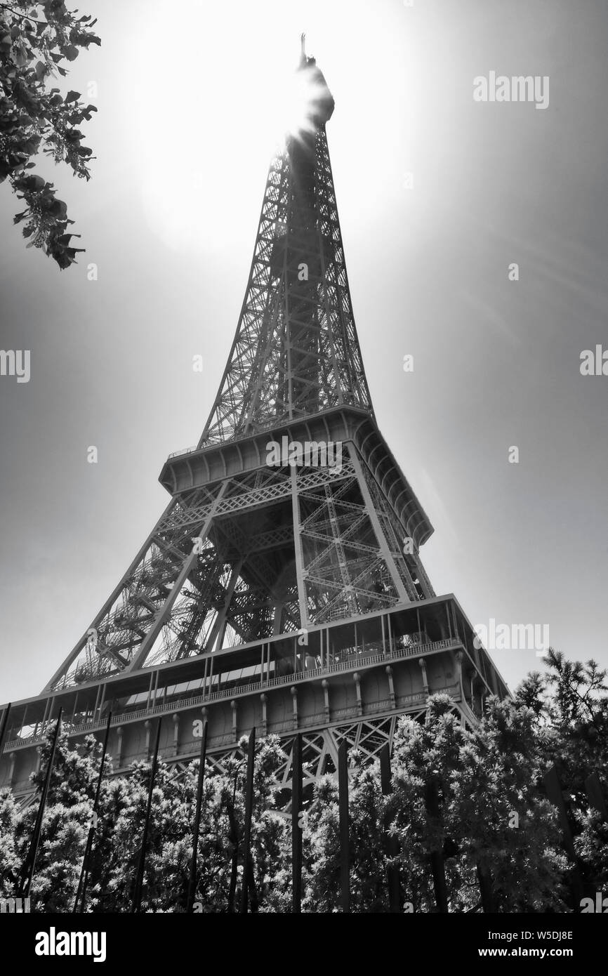 La Tour Eiffel avec le soleil derrière elle en noir et blanc Banque D'Images