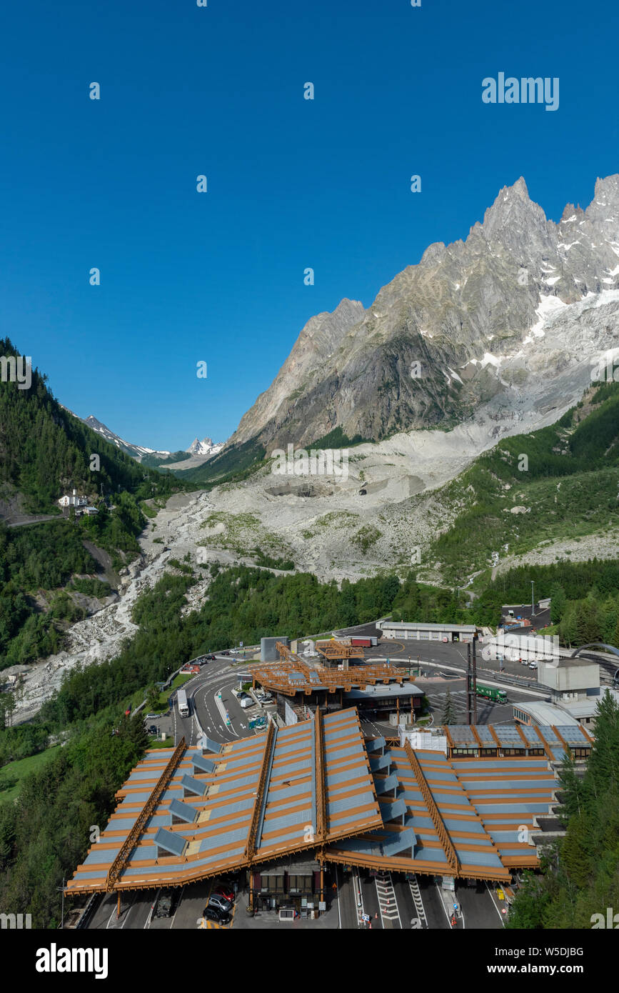 Entrée principale du tunnel du Mont Blanc côté italien. Le Tunnel du Mont-Blanc est un tunnel routier en Europe, sous le Mont Blanc dans les Alpes Banque D'Images