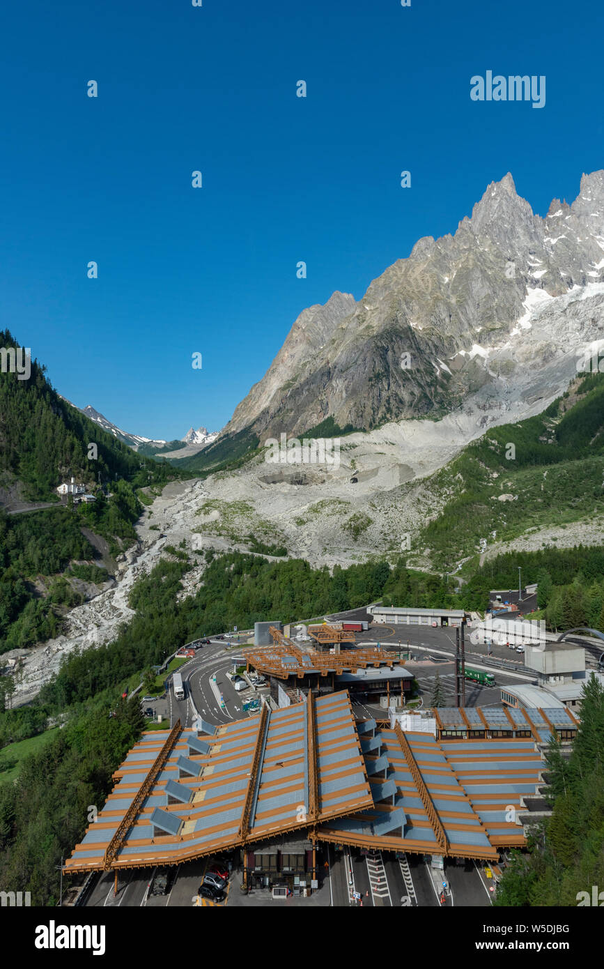 Entrée principale du tunnel du Mont Blanc côté italien. Le Tunnel du MontBlanc est un tunnel