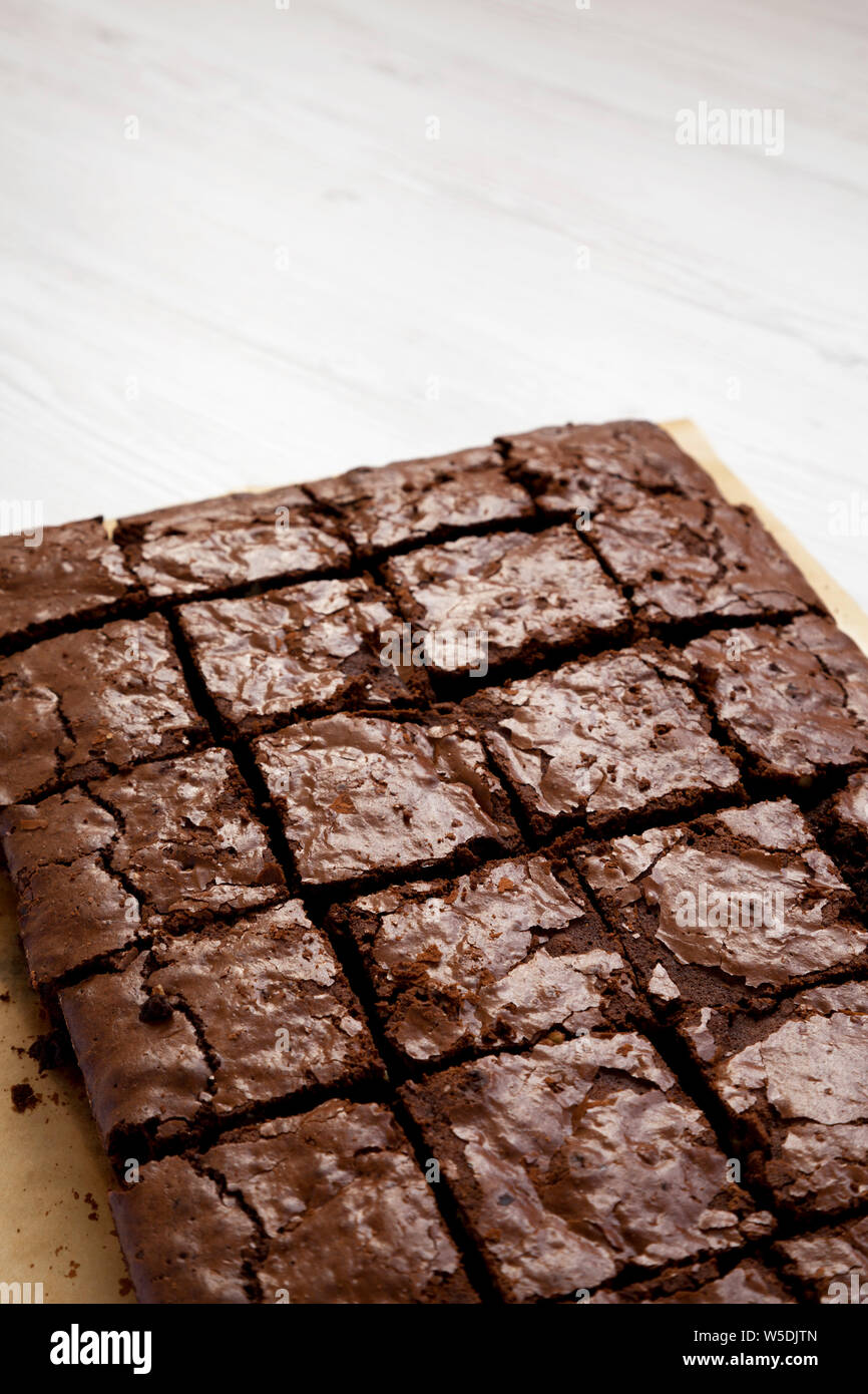 Brownies au chocolat maison, low angle view. Copier l'espace. Banque D'Images