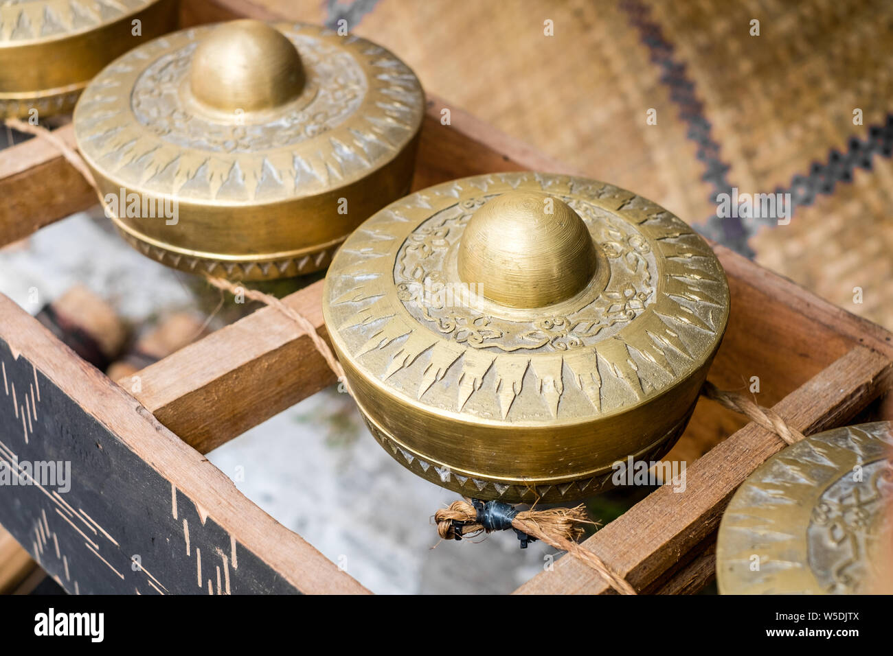 Fait à la main et conçu ou klintang kulintang les gongs des autochtones de la Le sud de Mindanao, Philippines, utilisés pendant la célébration et festival. Selective Banque D'Images