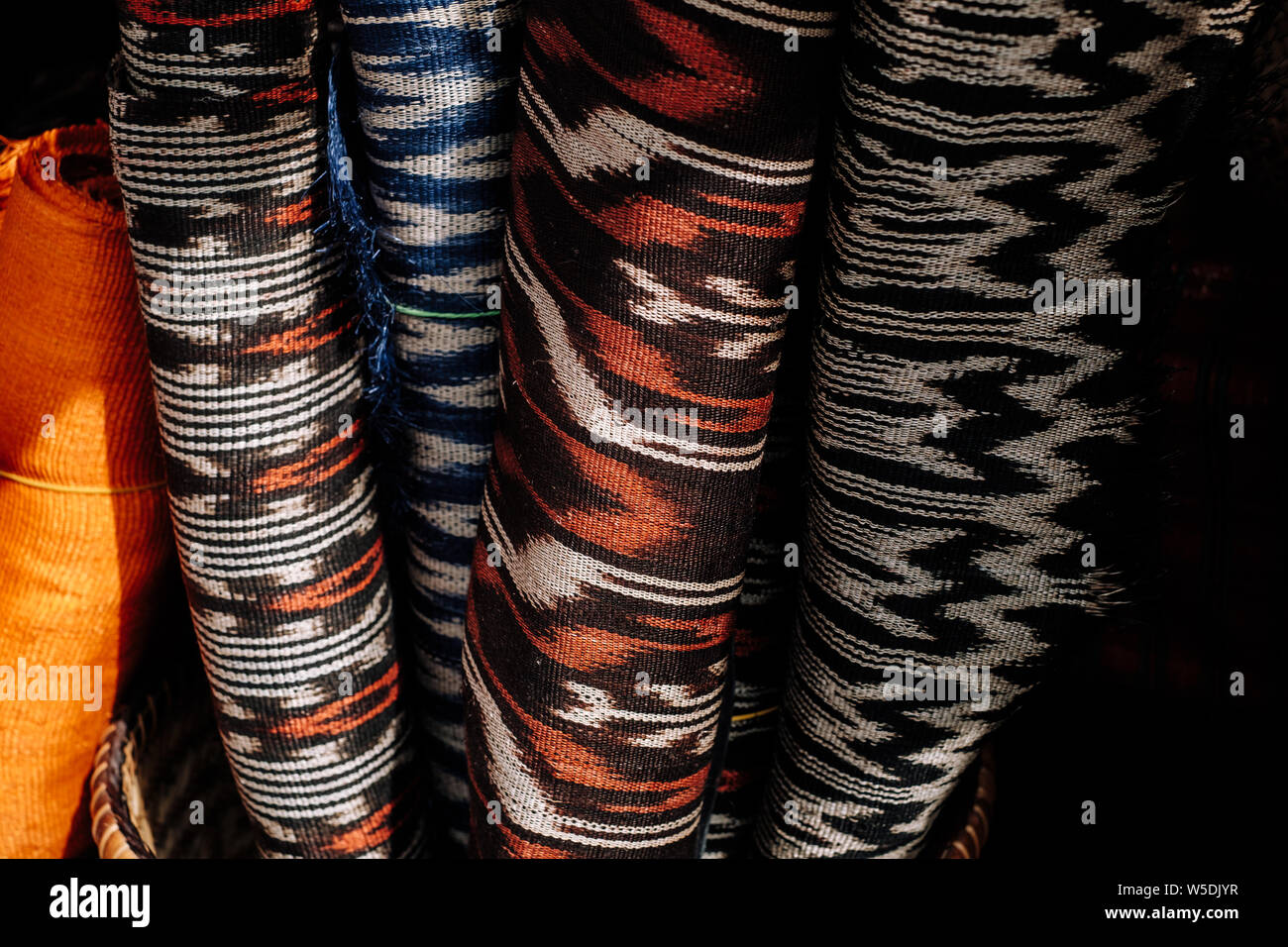Rouleaux de main t'nalak tissu, fabriqué à partir de fibres végétales biologiques de l'abaca. Textile à base de plantes. Animal produit gratuit. Focus sélectif. Banque D'Images