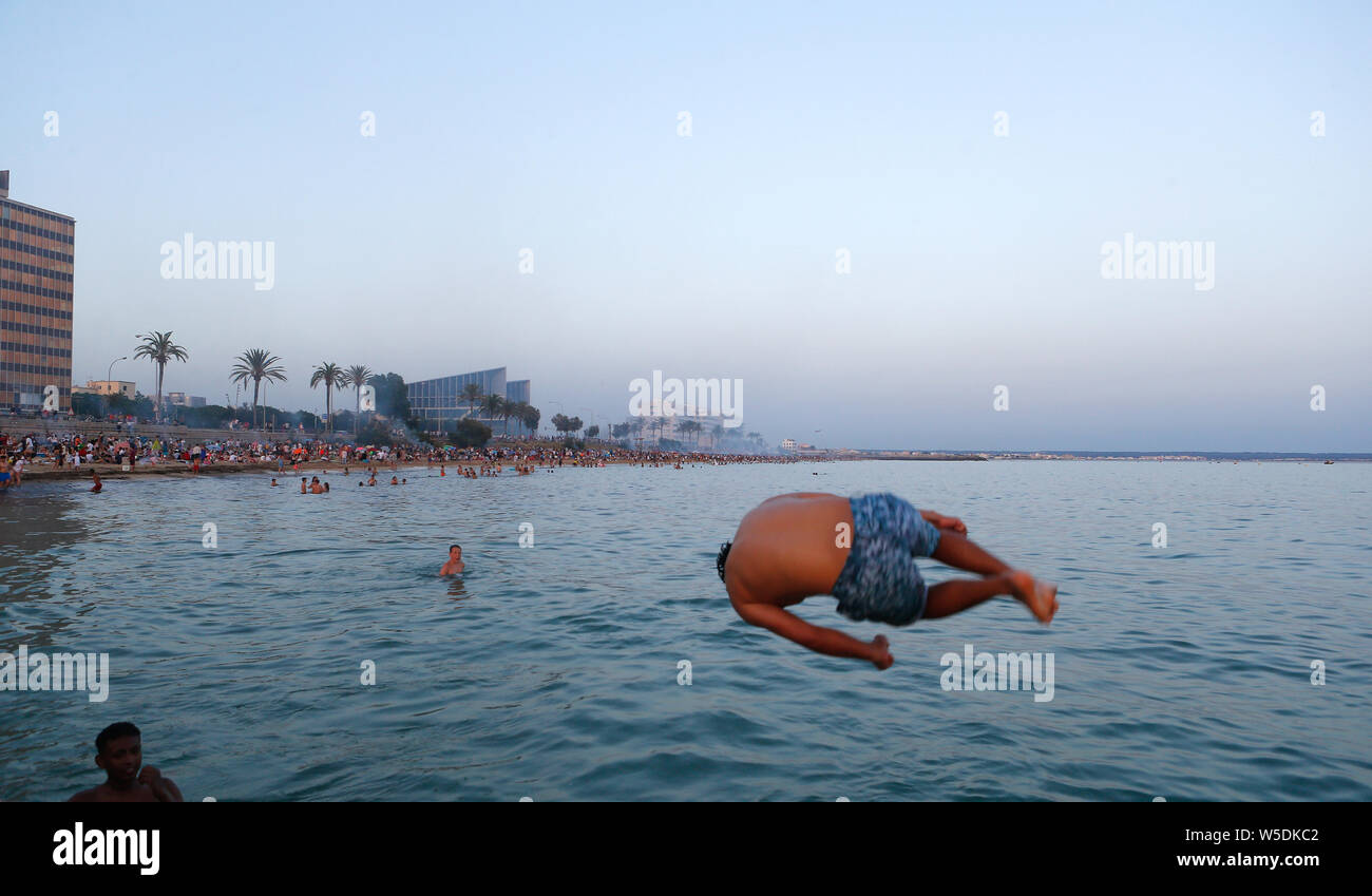 Palma de Mallorca, Espagne / Juin 23, 2019 : Les gens se rencontrent dans la plage près de la mer pour célébrer la soirée et de la nuit de la Saint Jean dans l'île espagnole Banque D'Images