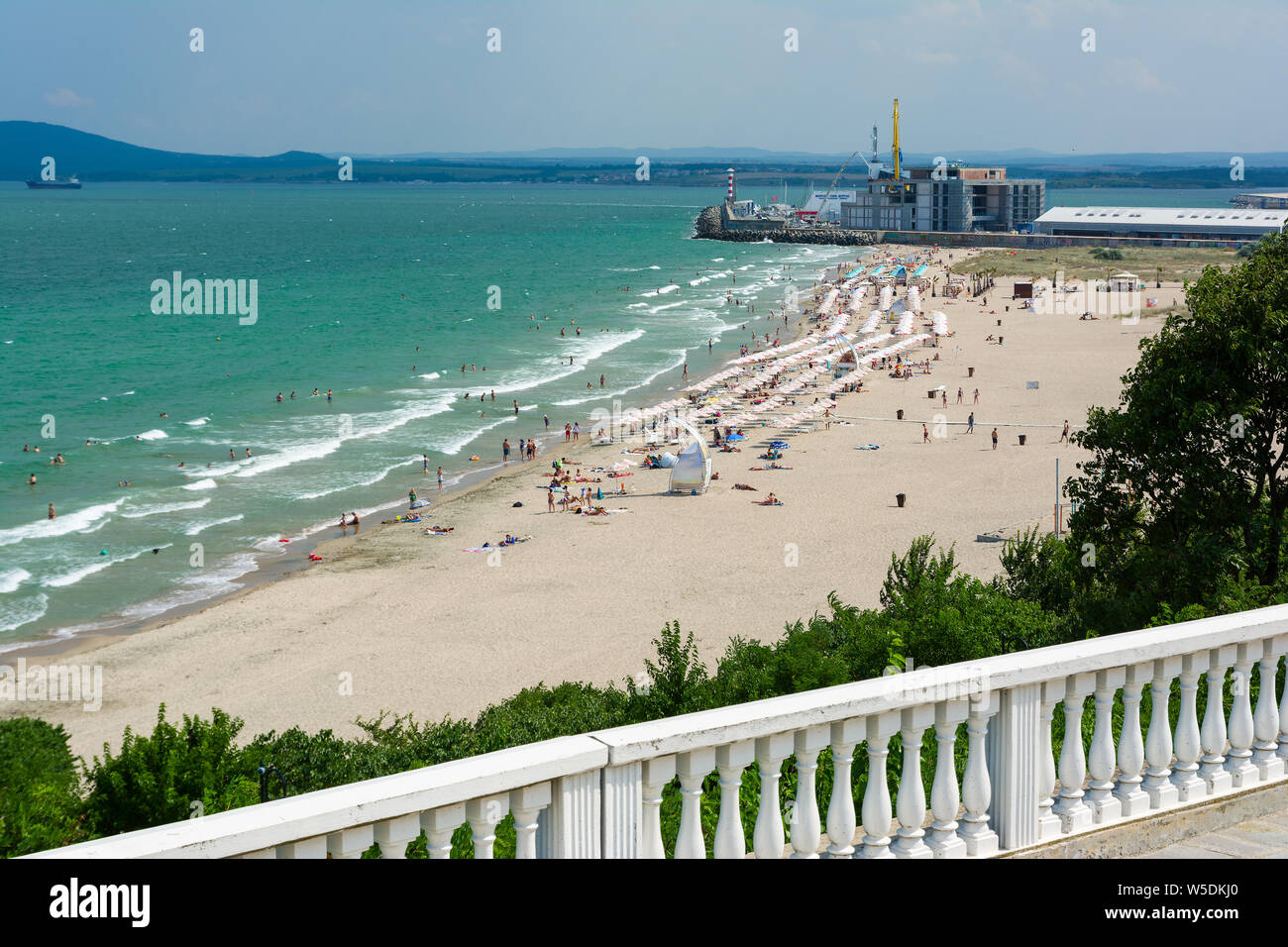 Beau paysage de la mer Noire de Burgas, en Bulgarie. Summer seascape de Burgas bay. Parasols et chaises longues sur la plage. Banque D'Images