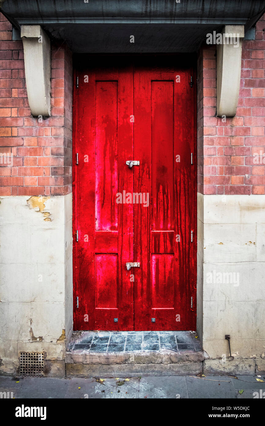 Double portes à panneaux peints en rouge à un bâtiment à Newcastle-upon-Tyne, Tyne et Wear, Angleterre, Banque D'Images