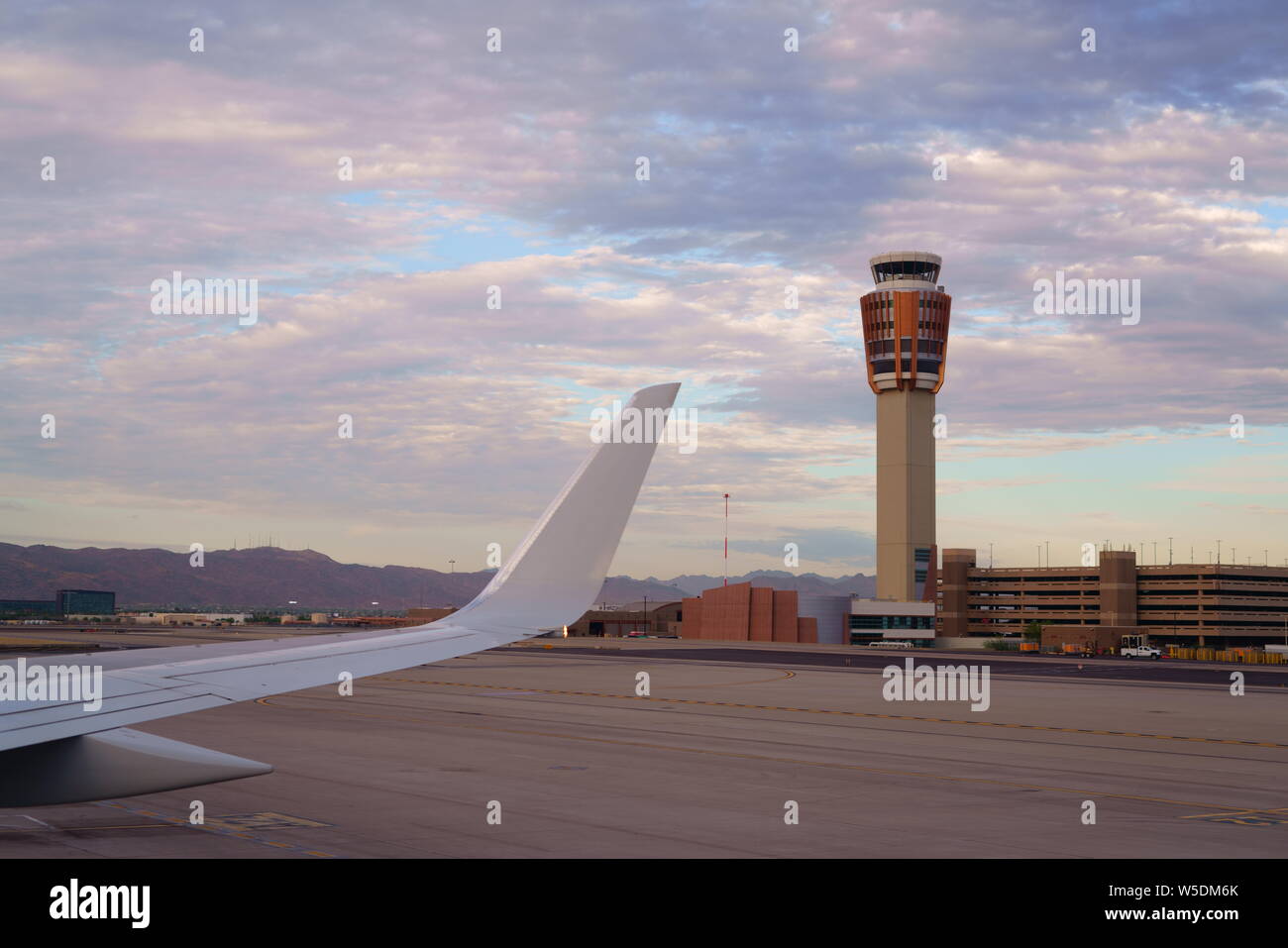 PHOENIX, Arizona, USA - Le 23 juillet 2019 : l'aéroport international Sky Harbor de Phoenix avec tour de contrôle de la circulation aérienne. Banque D'Images