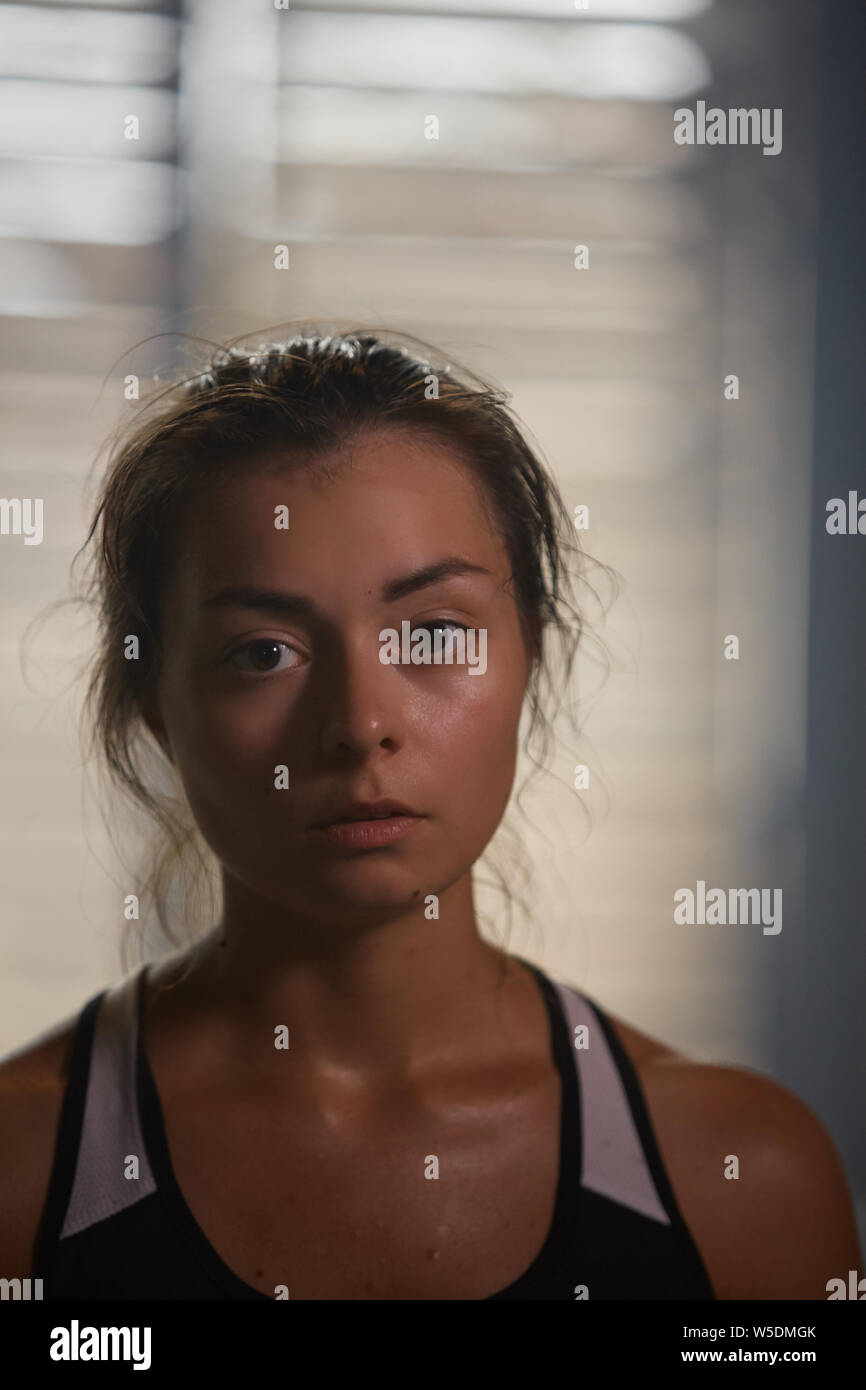 Portrait de femme en sueur franche fighter looking at camera, copy space Banque D'Images