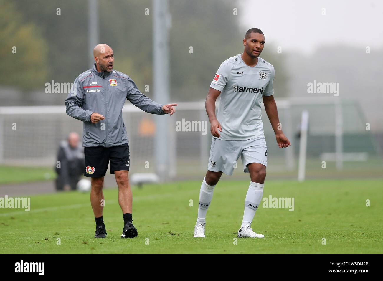 Firo : 28.07.2019, Football, 1.Bundesliga, la saison 2019/2020, test match, Bayer 04 Leverkusen - Heracles Almelo coach Peter Bosz, Leverkusen avec Jonathan TAH | conditions dans le monde entier Banque D'Images