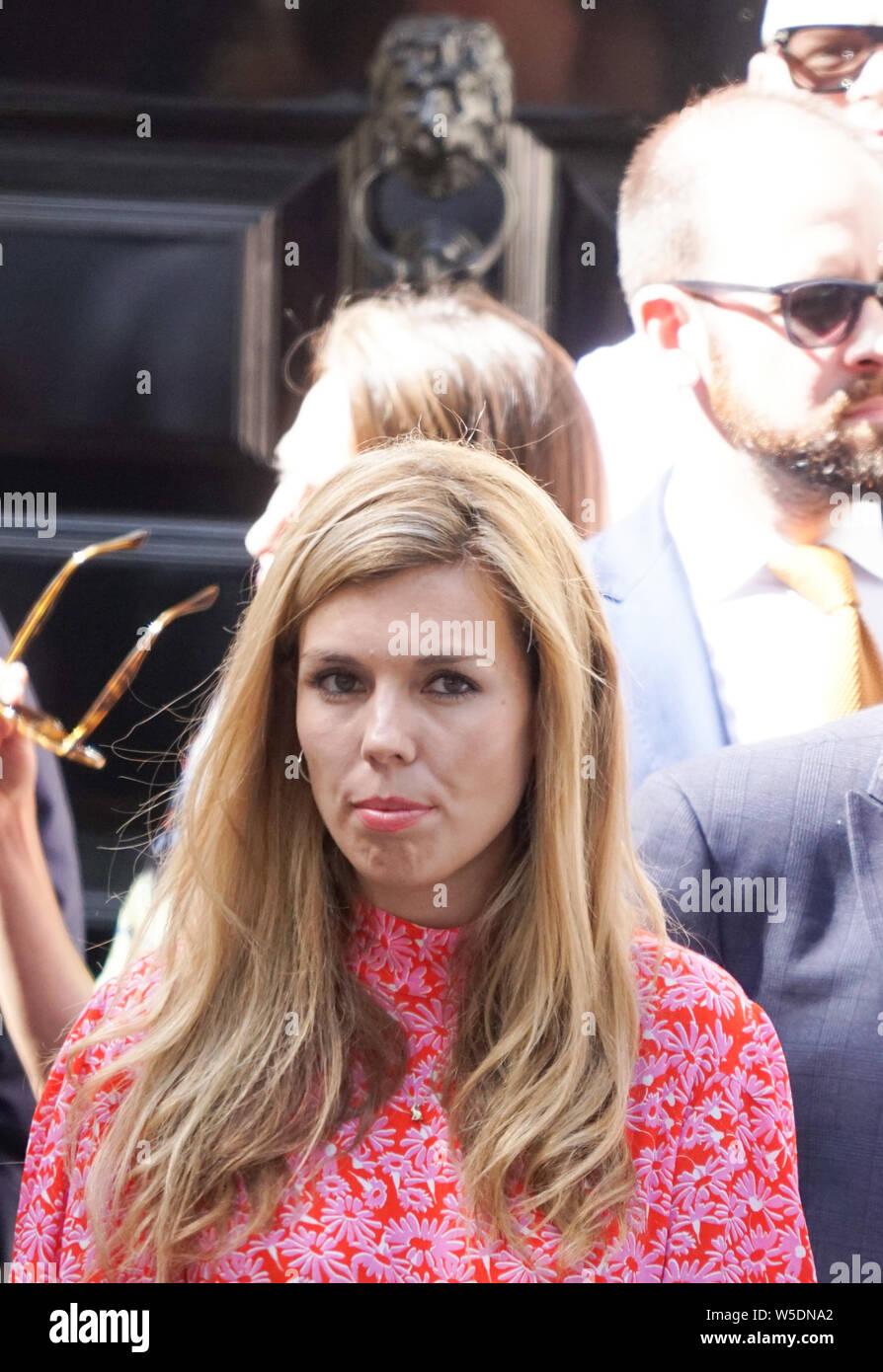 24 juillet 2019, Londres, Royaume-Uni : Carrie Symonds, compagnon du nouveau premier ministre Boris Johnson, attend que Boris pour parler aux médias à l'extérieur numéro 10, Downing Street Crédit : Christina Alexopoulos SOPA/Images/ZUMA/Alamy Fil Live News Banque D'Images