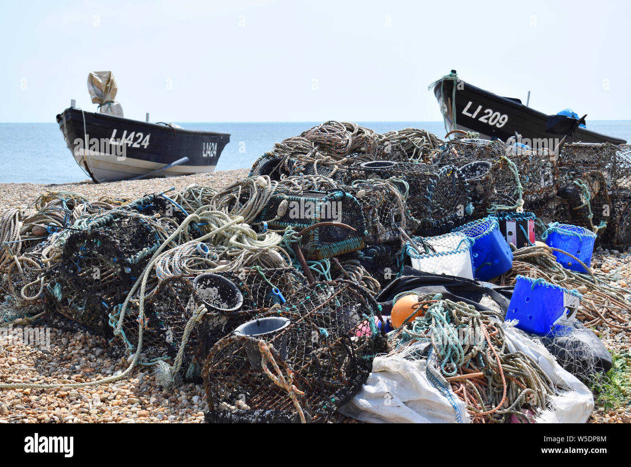 Des casiers à homard et des bateaux de pêche sur la plage de Littlehampton au Royaume-Uni Banque D'Images