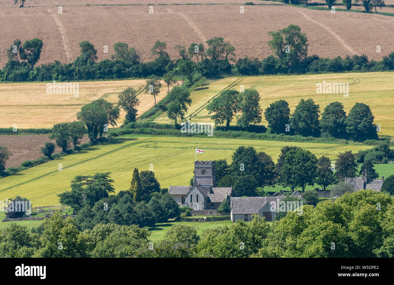 Guiting Power, Cheltenham, Gloucestershire, Angleterre, Royaume-Uni. Un aperçu de St Michaels et tous les Anges à Guiting Power un petit village Banque D'Images