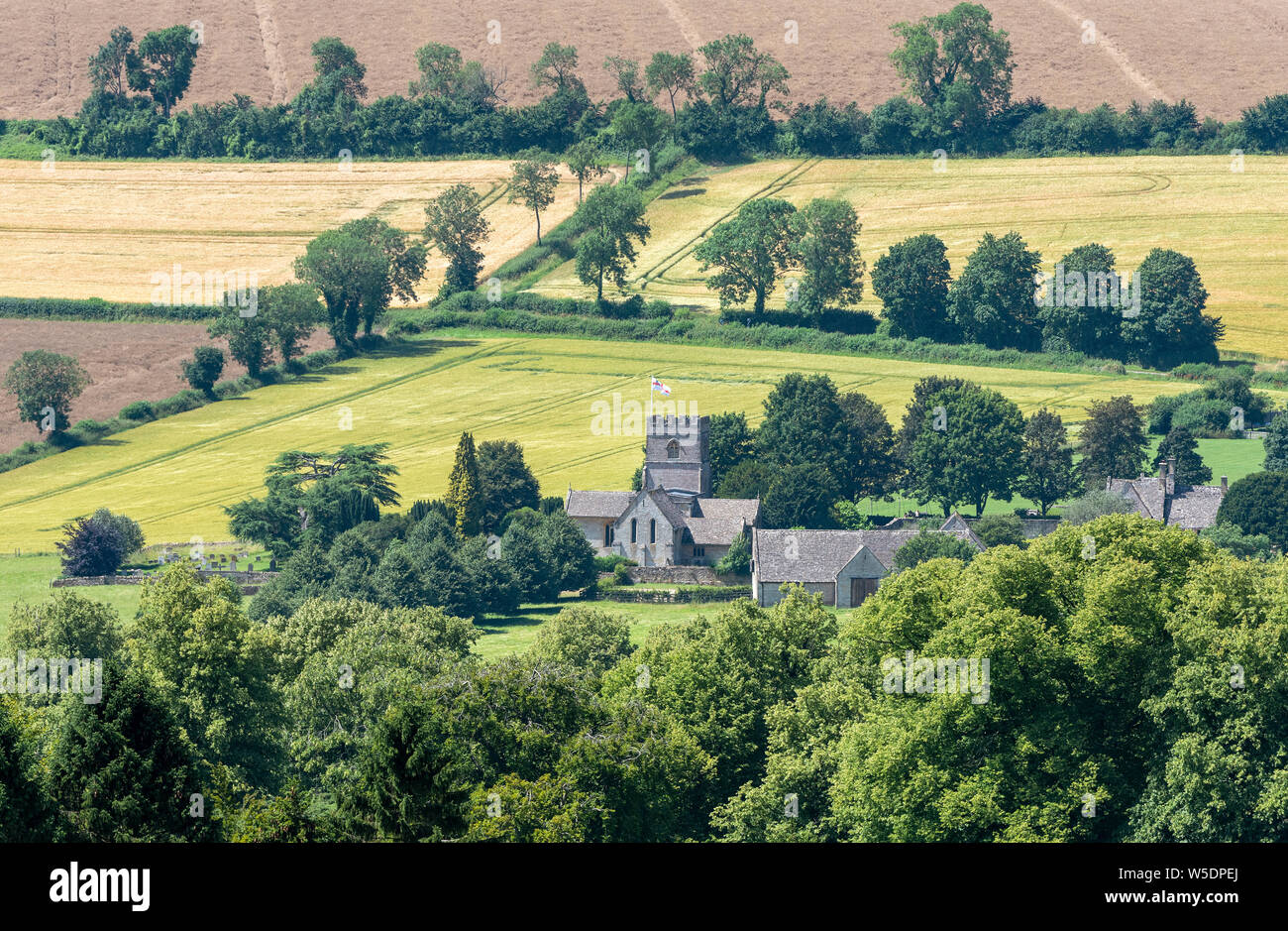 Guiting Power, Cheltenham, Gloucestershire, Angleterre, Royaume-Uni. Un aperçu de St Michaels et tous les Anges à Guiting Power un petit village Banque D'Images