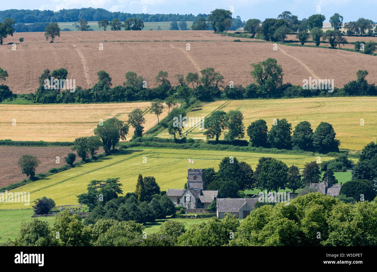 Guiting Power, Cheltenham, Gloucestershire, Angleterre, Royaume-Uni. Un aperçu de St Michaels et tous les Anges à Guiting Power un petit village Banque D'Images