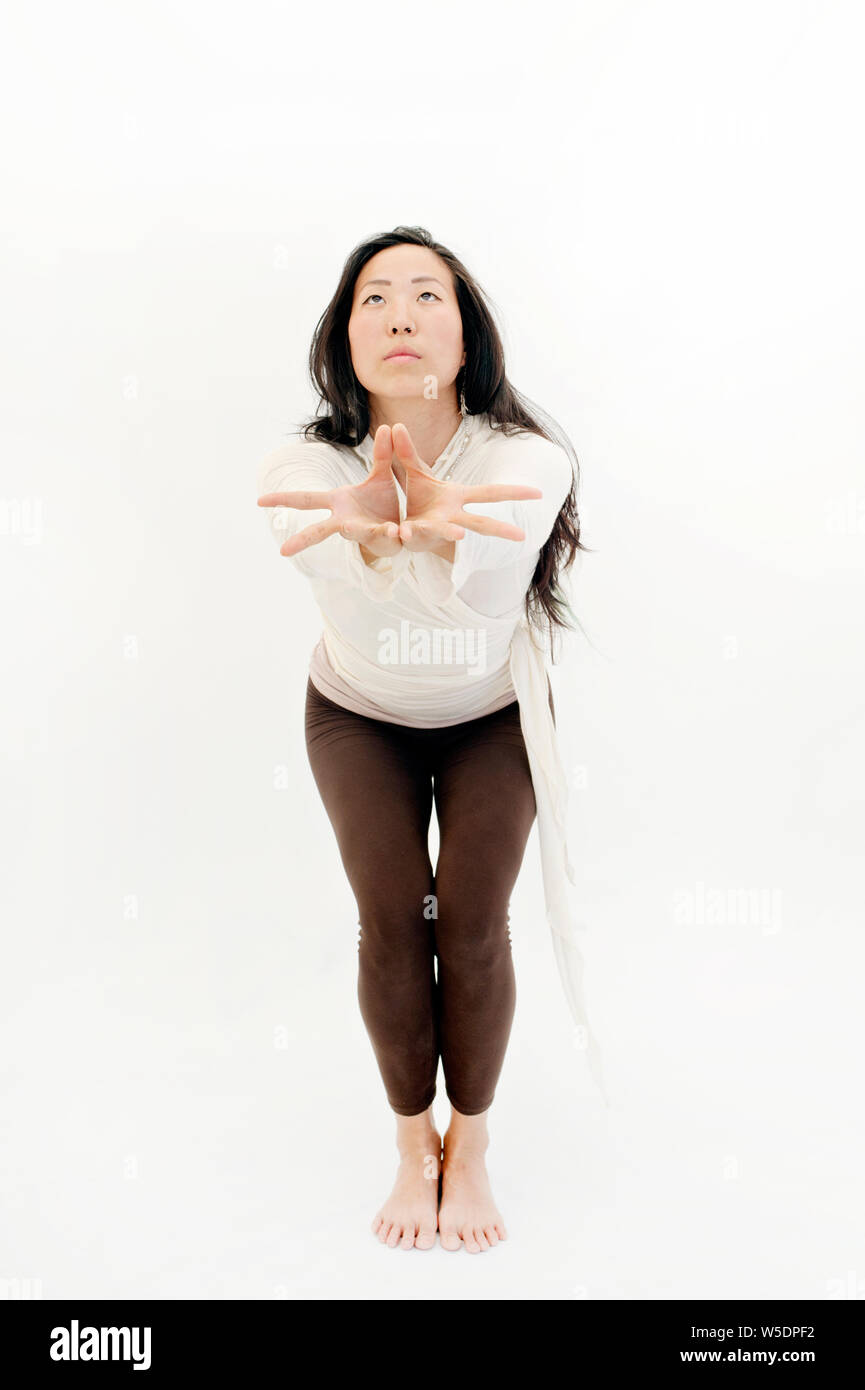 Belle asiatique spirituel Korean American Woman practicing yoga avec ses mains dans les mudras pose. Banque D'Images