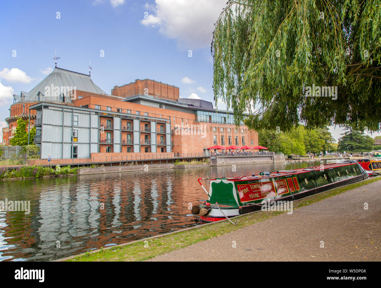 15-04 Canal sur la rivière Avon passant le Royal Shakespeare Theatre à travers la ville de Stratford Upon Avon, Warwickshire, Angleterre Banque D'Images