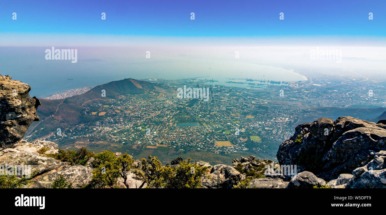 Cape Town, Afrique du Sud : vu de dessus de Table Mountain à la ville et port d'expédition. Banque D'Images