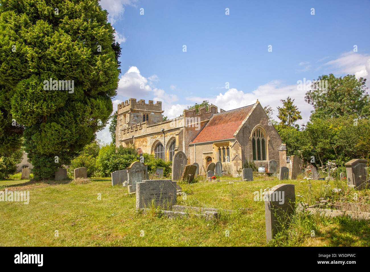 Le cimetière du village et les pierres tombales à l'église tous Saints Weston Sur Avon Warwickshire Angleterre Royaume-Uni un bâtiment classé Grade I Banque D'Images