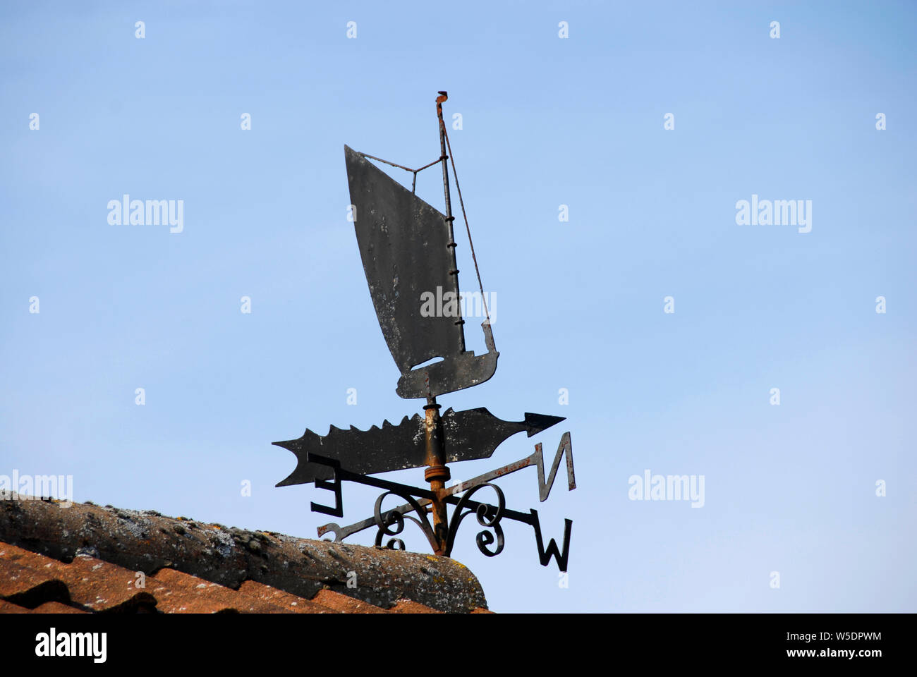 Girouette avec l'image du Norfolk traditionnels wherry, Thurne, Norfolk Banque D'Images