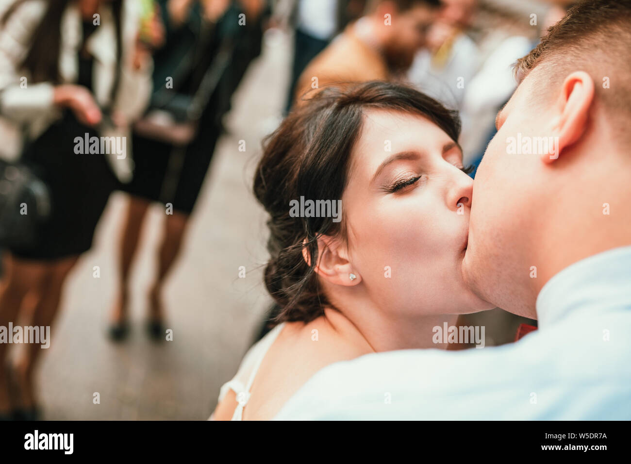 Belle mariée et le marié accolades et embrassades le jour de leur mariage à l'extérieur. Mariage Concept, nouvelle famille. Banque D'Images