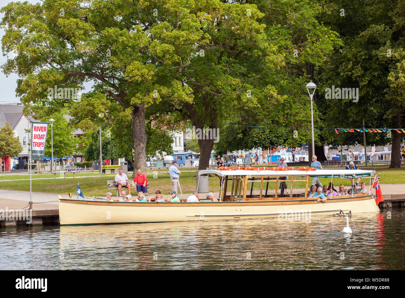 Les vacanciers à bord d'un bateau de plaisance bateau donnant des excursions d'une journée sur la rivière Avon qui passe dans Stratford sur Avon dans le Warwickshire Angleterre Banque D'Images