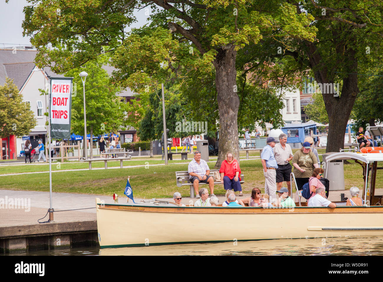 Les vacanciers à bord d'un bateau de plaisance bateau donnant des excursions d'une journée sur la rivière Avon qui passe dans Stratford sur Avon dans le Warwickshire Angleterre Banque D'Images