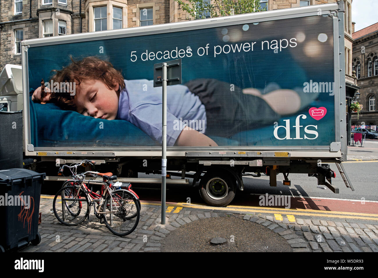 Un camion de livraison DFS stationnée sur Forrest Roast à Édimbourg, Écosse, Royaume-Uni. Banque D'Images