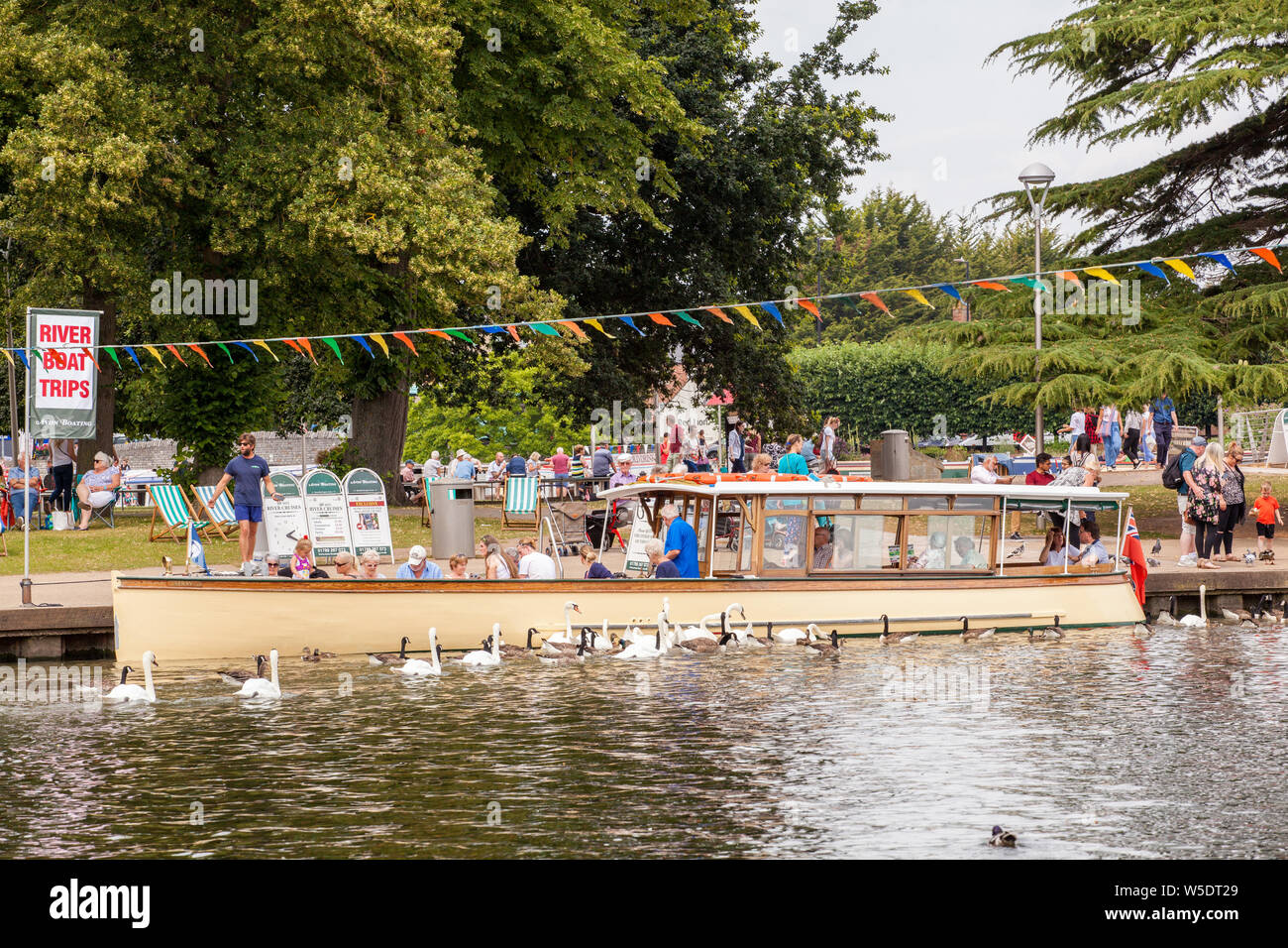Les vacanciers à bord d'un bateau de plaisance bateau donnant des excursions d'une journée sur la rivière Avon qui passe dans Stratford sur Avon dans le Warwickshire Angleterre Banque D'Images