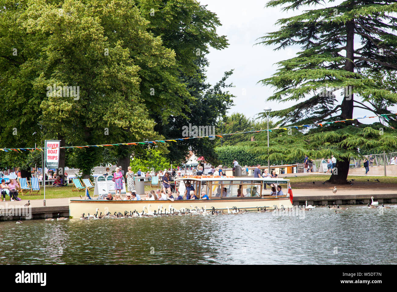 Les vacanciers à bord d'un bateau de plaisance bateau donnant des excursions d'une journée sur la rivière Avon qui passe dans Stratford sur Avon dans le Warwickshire Angleterre Banque D'Images