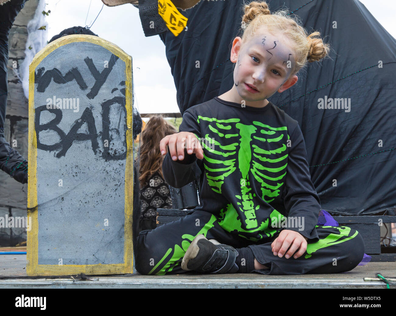 Swanage, Dorset, UK. 28 juillet, 2019. Des milliers troupeau à Swanage Carnival pour voir la procession, défilé sur le thème de Swanage va encore de par une chaude journée ensoleillée. Credit : Carolyn Jenkins/Alamy Live News Banque D'Images