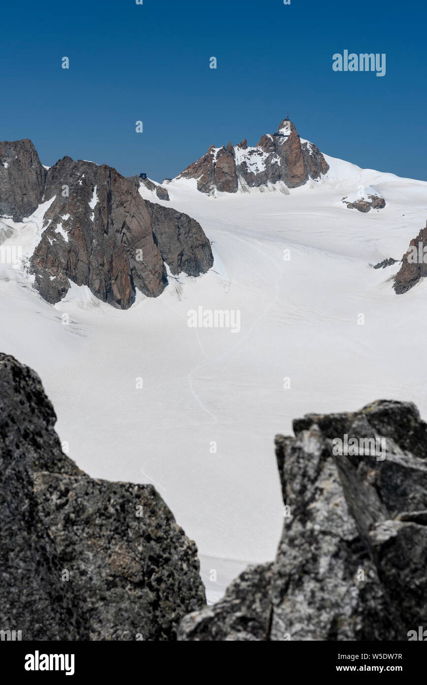Aiguille du Midi et mer de glace vu de côté italien des Alpes, Courmayeur,  Italie, Alpes, Europe Photo Stock - Alamy