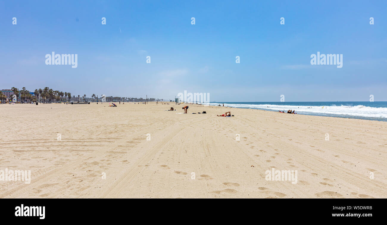 California USA. Le 30 mai 2019. Les gens sur la plage de Venice. Côte de l'océan pacifique de Los Angeles. Ciel bleu et mer Banque D'Images