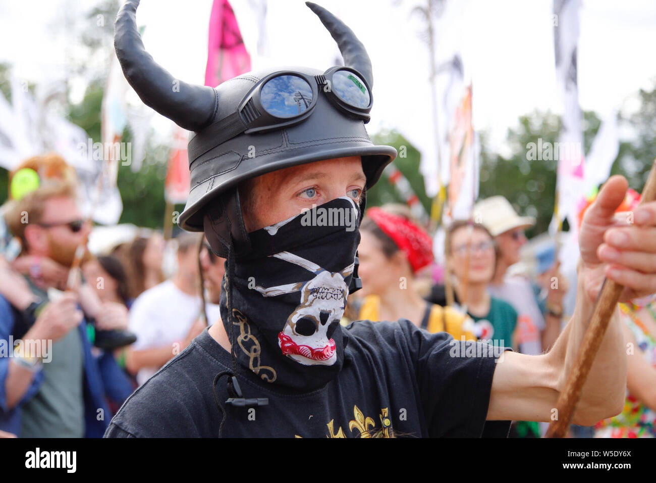 Malmesbury, Wiltshire. 26 juillet 2019. Dimanche après-midi, à la période de carnaval est festival Womad et cette procession années dans la foule est une célébration du 50e anniversaire de la lune. - Womad World of Music, Arts and Dance festival qui a eu lieu dans le magnifique parc du Charlton Park. Credit : Casper Farrell/Alamy News Banque D'Images