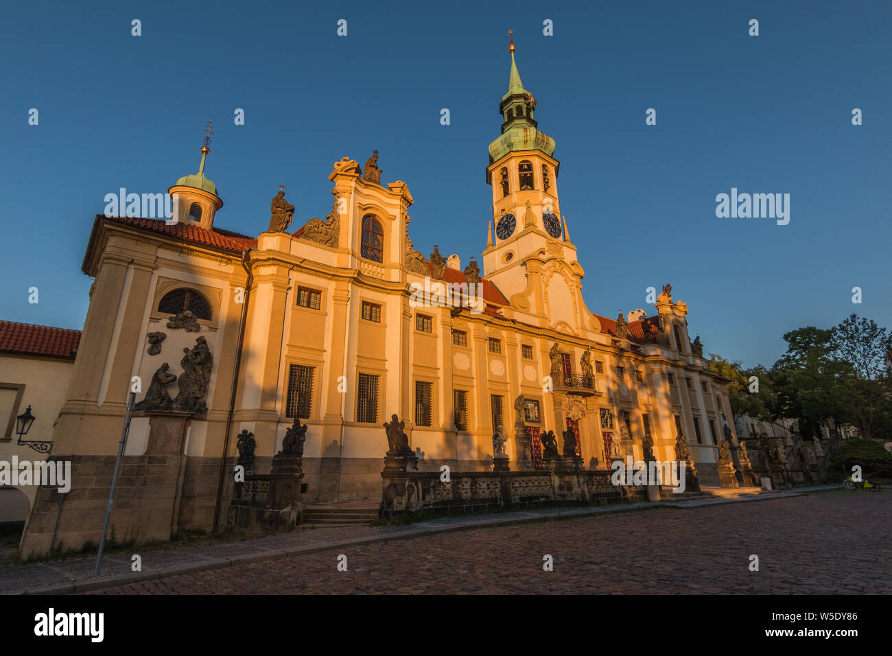 L'église des Capucins de Loreta Hradcany Square près du Château de Prague. Vue sur le bâtiment baroque historique complexe dans la capitale tchèque de la gauche je Banque D'Images